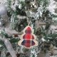 thumbnail image 2 of 8 piezas de adornos navideños de arpillera 2020, divertidos y únicos adornos de árbol de Navidad a granel, decoración de limpieza de decoraciones de Navidad rústicas, pequeño rojo Pl Feliz Sencillez, 2 of 5