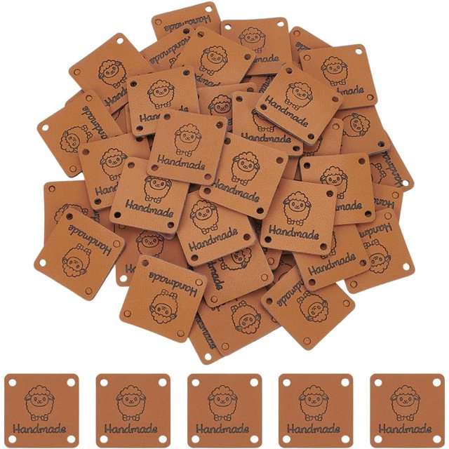 60 etiquetas cuadradas de piel sintética con relieve de 25 mm hechas a mano, con diseño de oveja de ganchillo, para manualidades, sombreros, ropa, tejido y costura.