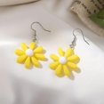 thumbnail image 2 of Pendientes coloridos de flores de margarita para uso diario, fiesta, ligeros y encantadores (amarillo) ER, 2 of 3