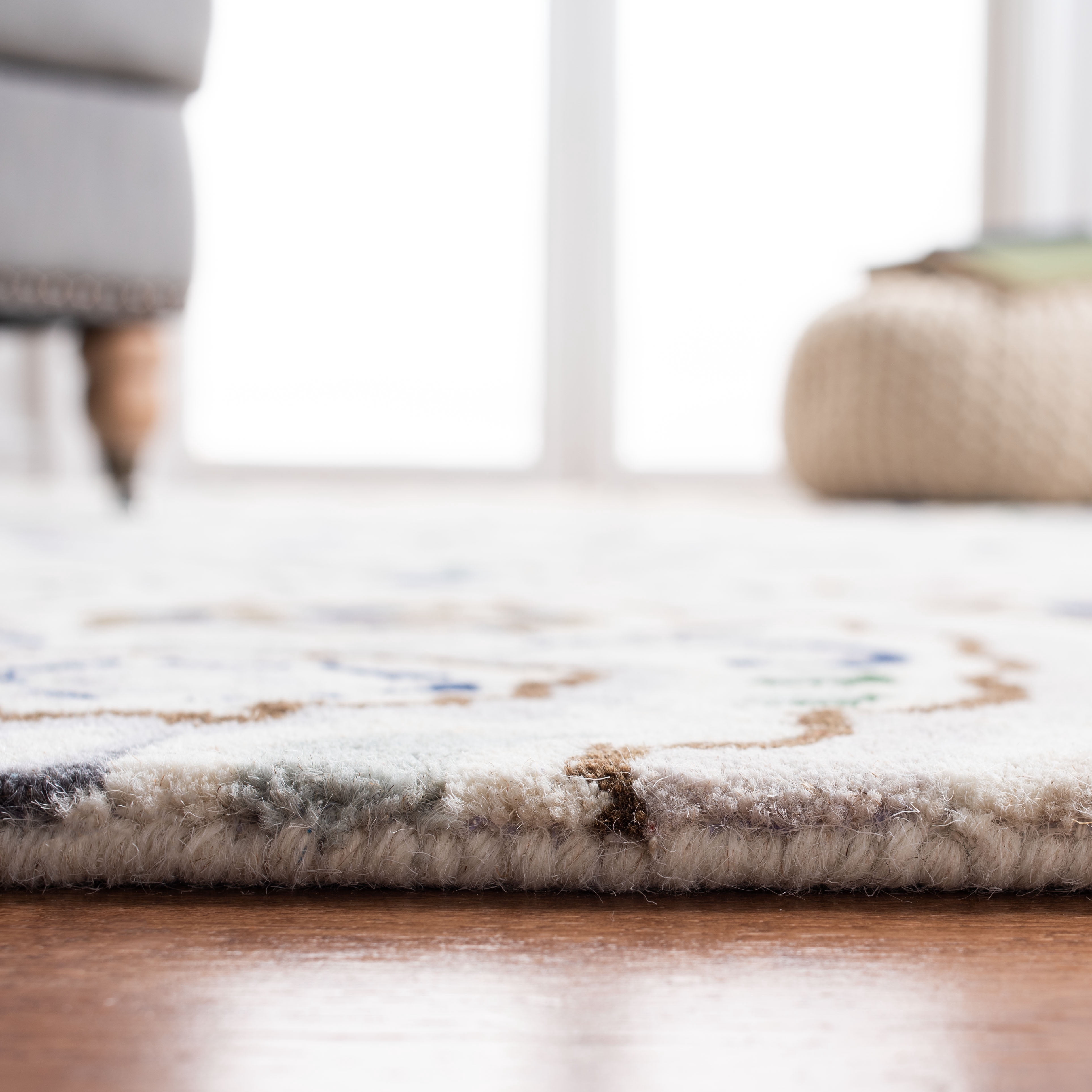 SAFAVIEH Bella Meriel Southwestern Wool Area Rug, Ivory/Blue, 5' x 5' Round