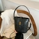thumbnail image 3 of Bolso retro informal de gran capacidad para mujer, nueva versión coreana 2025, bolso de hombro para ir al trabajo, diseño de nicho, bolso de mano ligero de lujo, 3 of 5
