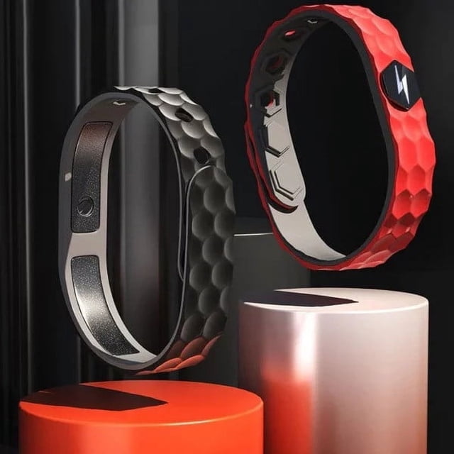 pulsera, pulsera de acero de titanio para hombre, la pulsera emite energía negativa a través de los canales de circulación del cuerpo — Primer plano 3/4 de dos brazaletes estilo pulsera con patrón hexagonal; uno negro (BK) y uno rojo, diseño abierto ajustable con cierre magnético visible y placa interior metálica, vistos sobre pedestales neutros; también suele usarse como accesorio de moda o regalo.