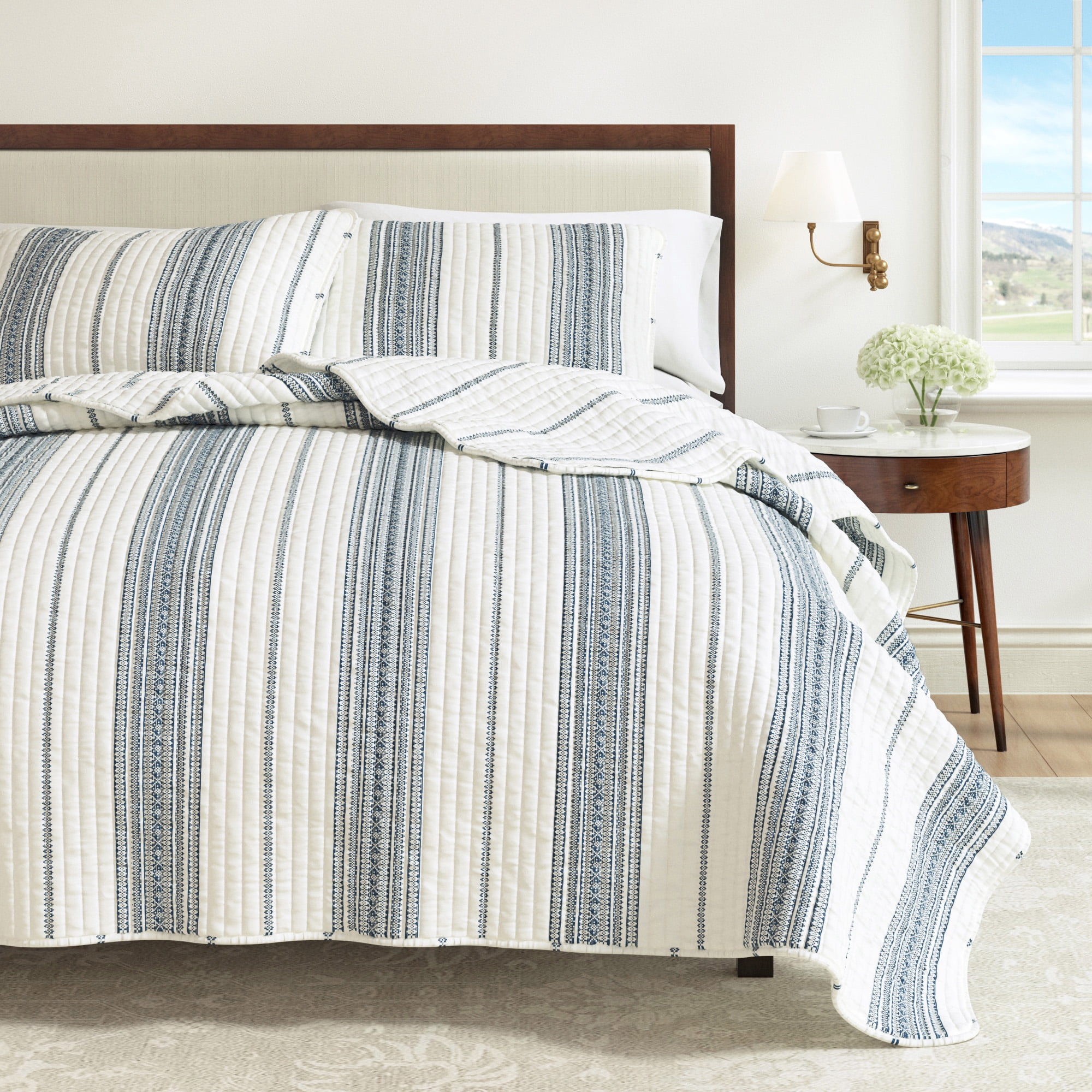 Striped Quilt Set - Lightweight, Soft, All-Season - 3-Piece Reversible Farmhouse Bedding Set (King / California King, Cream / Navy)