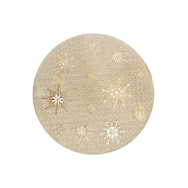 Napperon Rond en Pvc à Flocons de Neige (Or) Montrant un Seul Napperon Rond de 15 Pouces de Diamètre avec des Découpes Complexes de Flocons de Neige en Pvc Doré, Conçu pour les Repas Festifs des Fêtes et les Ensembles de table à Thème Hivernal, Convient Aussi comme accent Décoratif pour un Usage Quotidien.