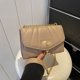 thumbnail image 4 of Bolso cuadrado pequeño y sencillo de moda para celebridades de Internet, nuevo estilo femenino, tendencia de primavera y verano, bolso bandolera cuadrado pequeño con cadena bordada., 4 of 5