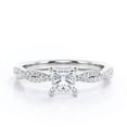 thumbnail image 1 of JeenMata Anillo de Compromiso de 4 Puntas con Diamantes de Talla Princesa con Detalles Pavé en Oro Blanco de 10 K, 1 of 6
