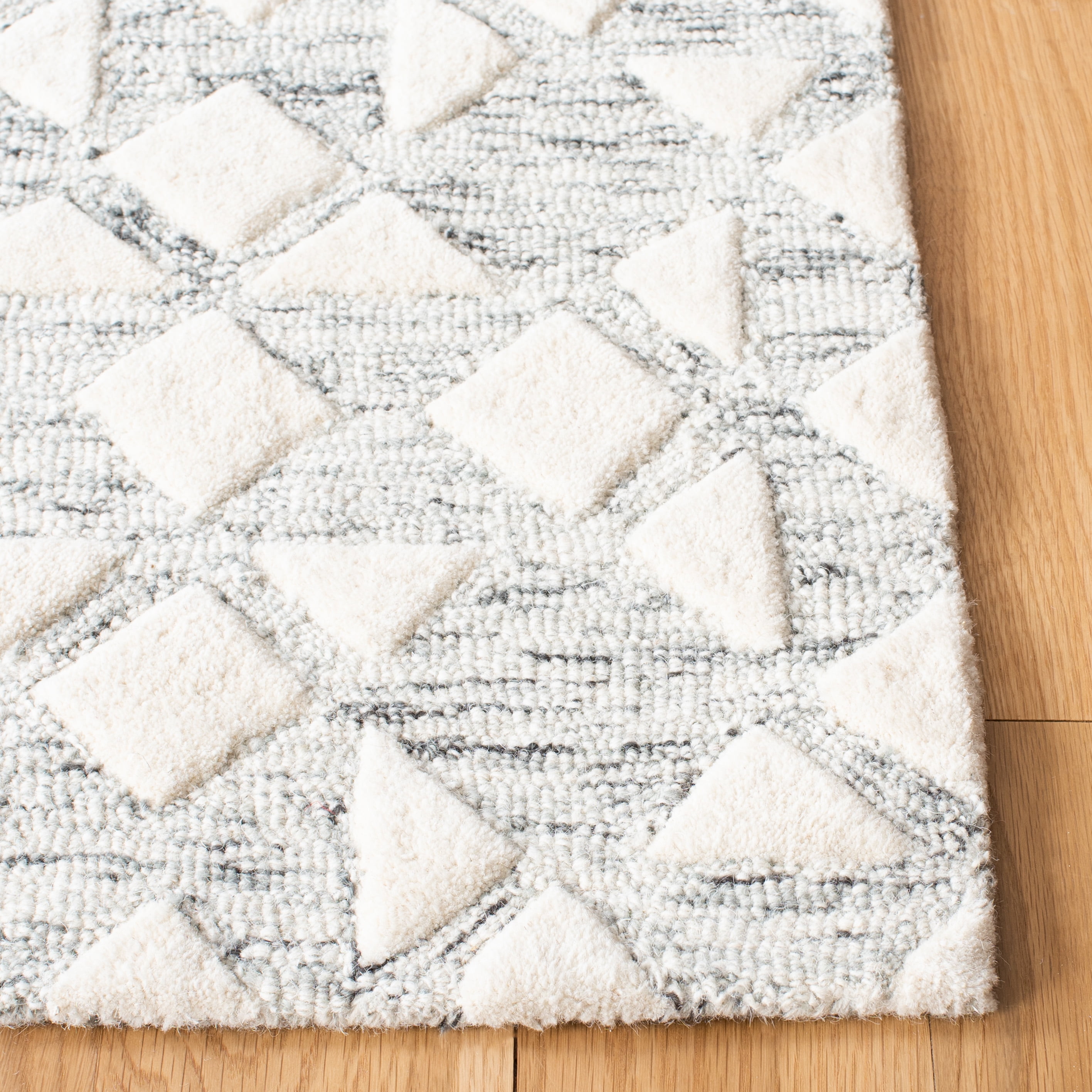 SAFAVIEH Metro Adair Medallion Area Rug, Silver/Ivory, 5' x 8'