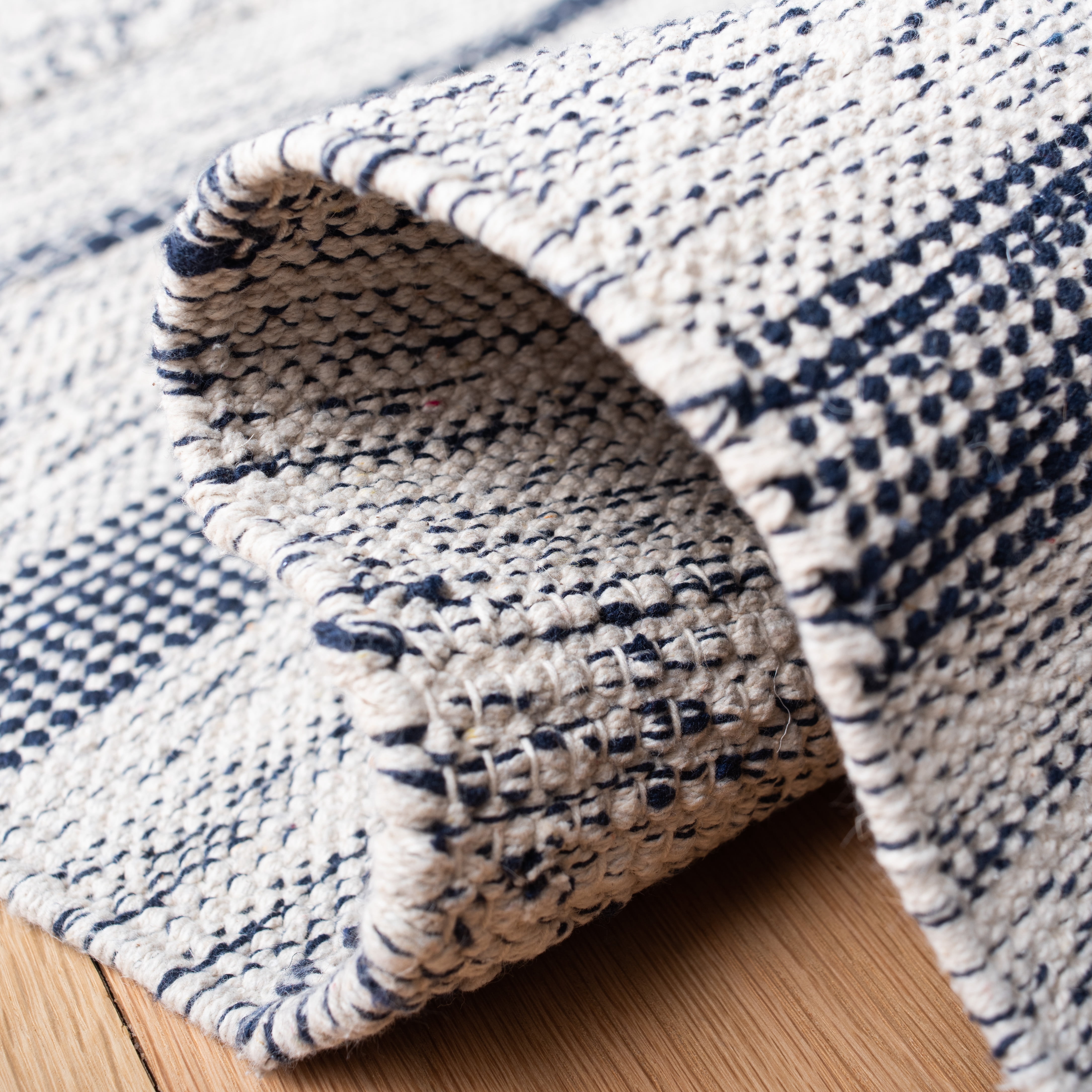 SAFAVIEH Striped Kilim Rada Striped Cotton Area Rug, Ivory/Navy, 6' x 9'