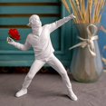 thumbnail image 4 of Banksy Estatua de lanzamiento de flores de resina, pequeño adorno artístico, accesorios de regalo, estatuilla coleccionable, sala de estar, dormitorio, oficina, decoración del hogar, regalo para novio, 4 of 5