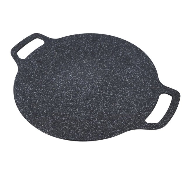 parrilla de barbacoa coreana placa de sartén antiadherente placa de cocina de inducción plancha teppanyaki sartén engrosada sartén antiadherente para panqueques sartén Placa redonda negra de aluminio con dos asas integradas y superficie moteada de revestimiento tipo piedra visible, vista frontal sobre fondo blanco; a menudo usada también para cocinar panqueques o tortillas.