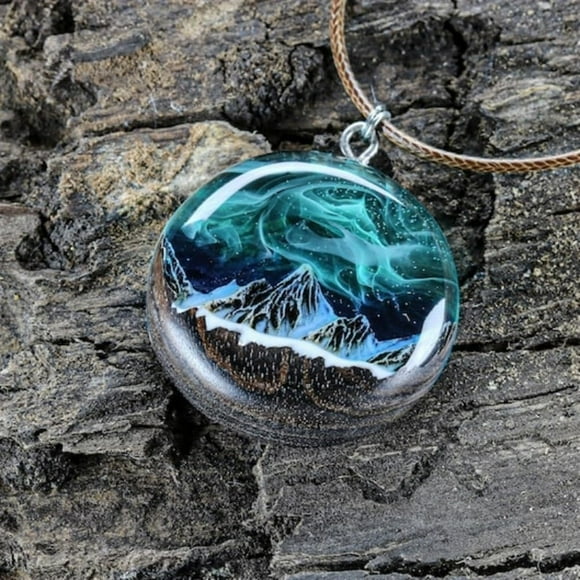 Collier Lumineux Lumières Polaires Montagne Enneigée, Collier en Résine Micro-Scène