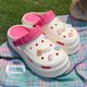 thumbnail image 1 of Zapatos de verano para mujer con agujeros en forma de diamante y agua, para usar en la playa, con suela gruesa y suave de EVA, con colores en contraste creativos Baotou, 1 of 6