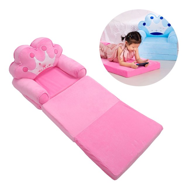 silla cama con reposabrazos para niños pequeños, cómodo sofá convertible en tumbona durable triple plegable flip open sofá cama para niños para ver televisión Rosado Anggrek — vista 3/4 frontal de sofá infantil desplegado en cama con respaldo en forma de corona y reposabrazos acolchados; tapizado de tela rosa, diseño triple plegado extendido aprox. 115 x 50 cm, portátil para uso en sala o cuarto. Suele usarse también como colchoneta para ver televisión o jugar.