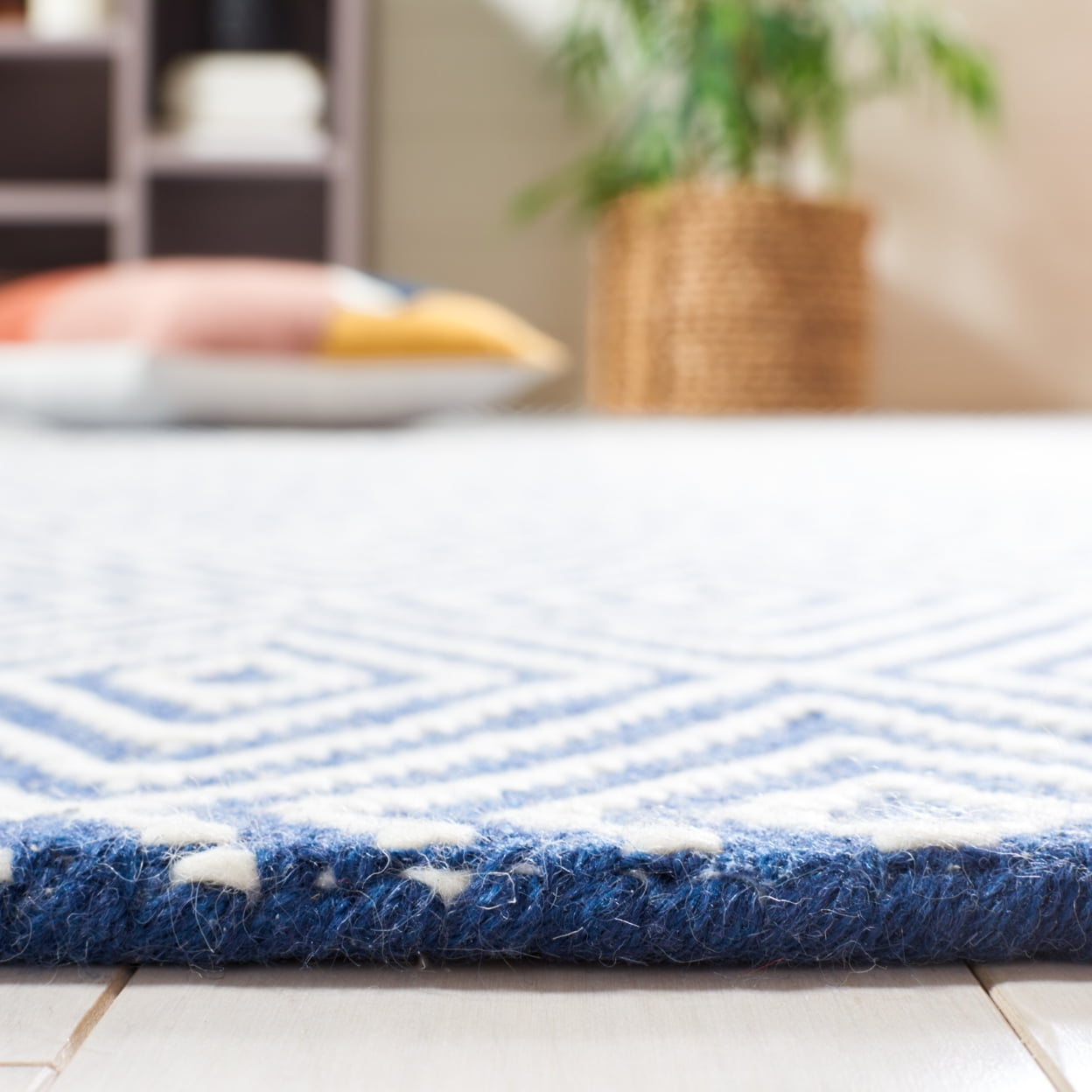 SAFAVIEH Wilton Donella Geometric Diamonds Area Rug, Light Blue/Ivory, 5' x 8'