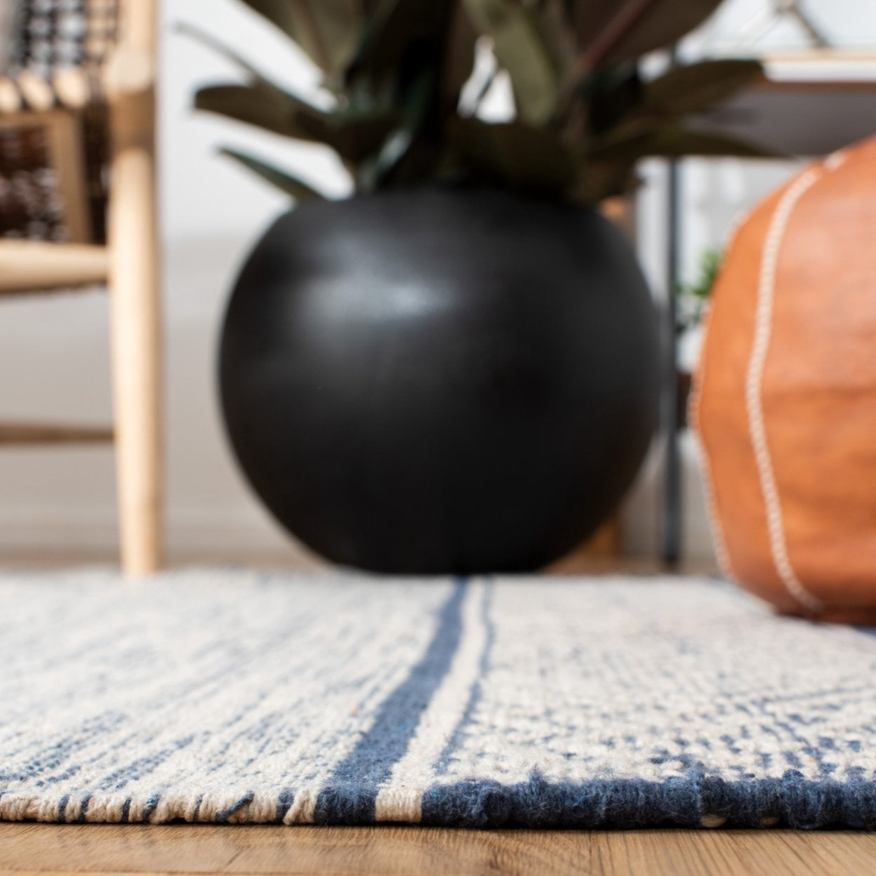 SAFAVIEH Montauk Zaman Diamond Cotton Area Rug, Ivory/Navy, 6' x 9'