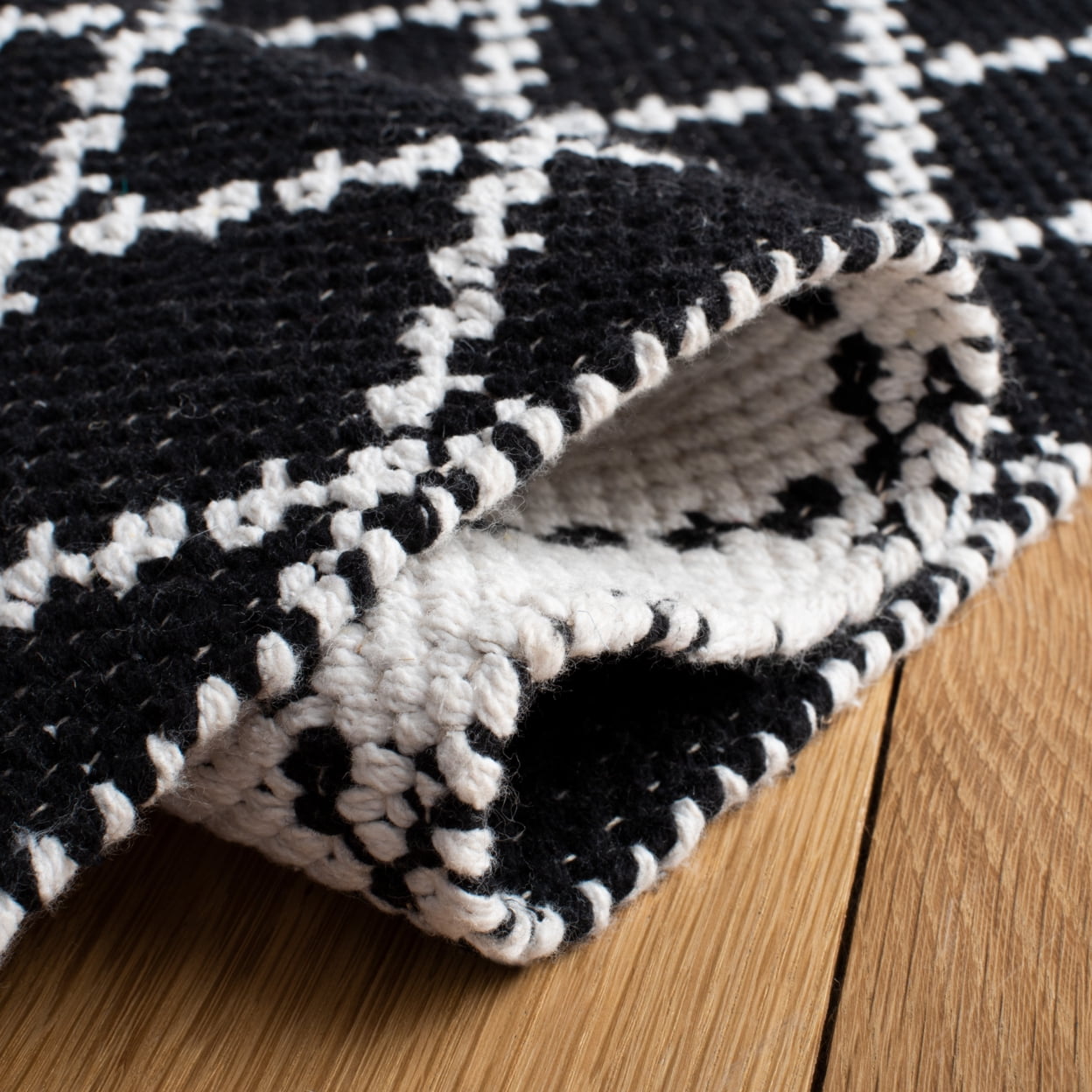 SAFAVIEH Montauk Jolyon Diamond Cotton Area Rug, Black/Ivory, 6' x 9'