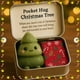 thumbnail image 1 of Set de Regalo Navideño "Abrazo de Bolsillo" | Caja de Hojalata Vintage con Cierre de Seguridad | Peluche de Terciopelo con Detalles Bordados | Almacenamiento Decorativo y Compañero de Peluche | Regal, 1 of 2