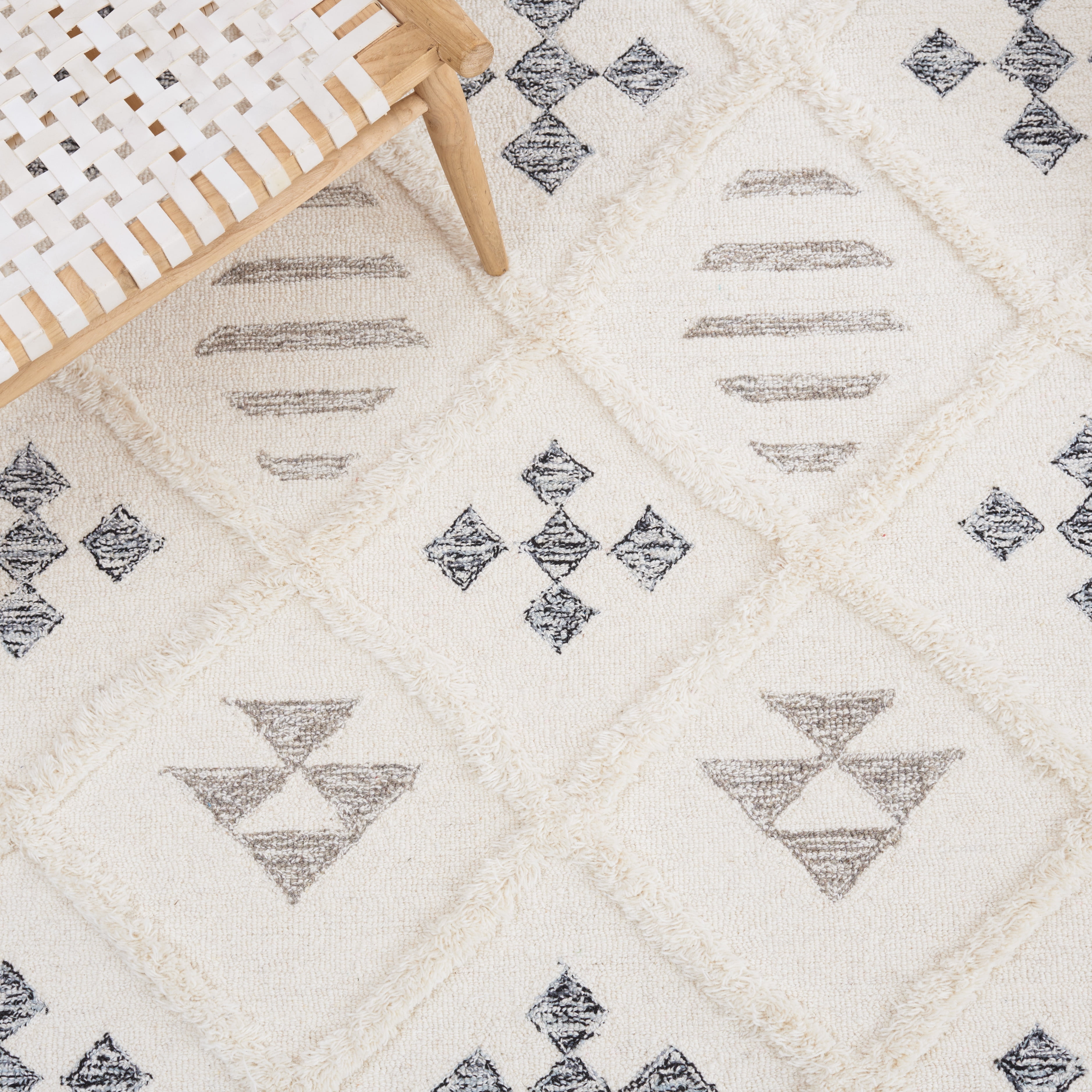 SAFAVIEH Casablanca Loew Diamond Area Rug, Ivory/Black, 5' x 8'