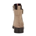 thumbnail image 3 of Botín Tommy Hilfiger Beliah para mujer, gamuza sintética, color topo, 10US, 3 of 6