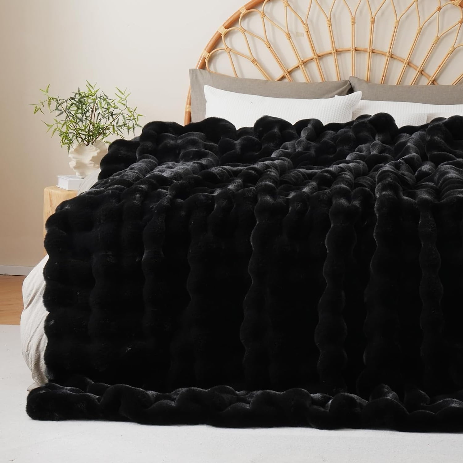 GHOUSE Fuzzy Faux Fur Blanket Fluffy Throw Blanket 50x60 inches Furry Soft Black Blanket for Couch Chair Bed