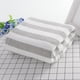 thumbnail image 5 of Toalla de terciopelo 1 pieza a rayas Poliéster grueso absorbente – Secado rápido, sin mudas, suave y mullido 70x140cm Baño de lujo grande, gimnasio, toalla de playa – morado, azul, verde, gris, 5 of 6