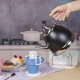 Creative Home Nobili-Tea Bouilloire à thé en acier inoxydable 20 Qt avec panier infuseur amovible Couleur noire opaque – image 4 sur 6