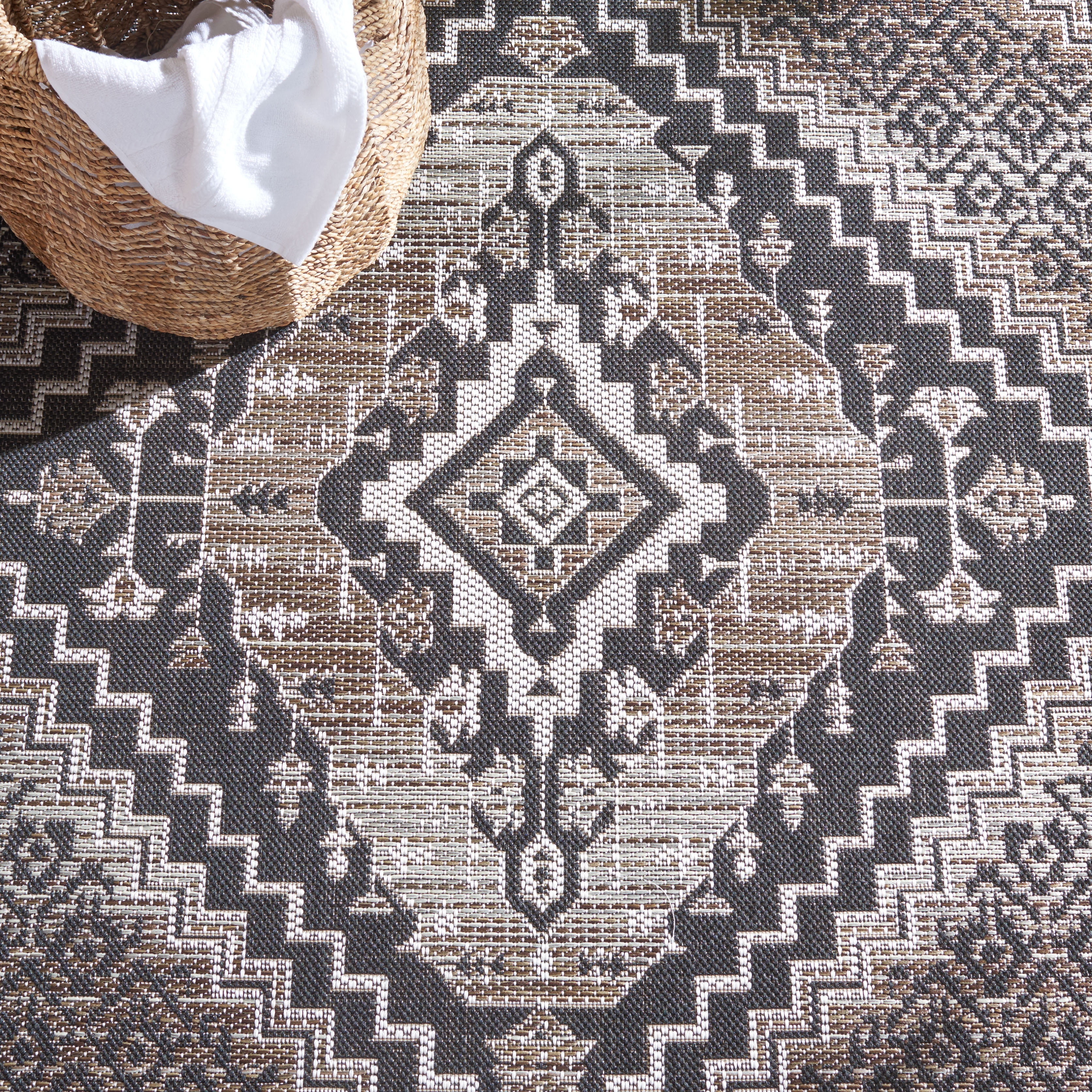 Safavieh Havana Gulden Medallion Indoor/Outdoor Area Rug, Light Brown/Black, 4'5" x 6'5"