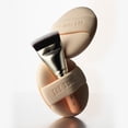 thumbnail image 3 of Set de maquillaje THE TOOL LAB All Day Cover Duo con brocha y esponja, 3 of 5