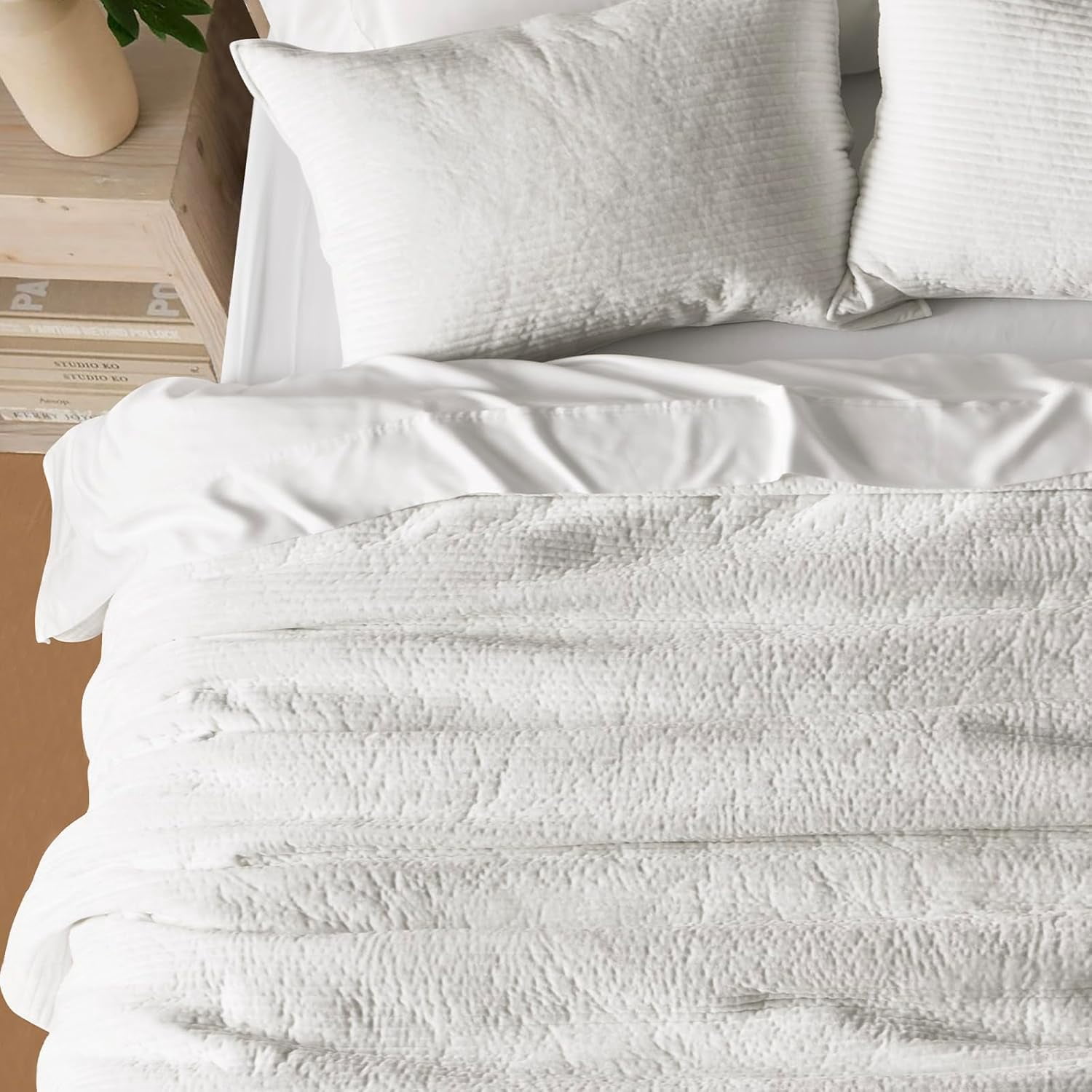 EVERGRACE Velvet Quilt Set Queen Size, Luxurious Soft Quilted Bedding Sets, Lightweight Velvet Comforter for All Season, Striped Channel Bedspread Coverlet with 2 Shams, Bright White