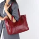 thumbnail image 4 of Bolso grande 2024 nuevo bolso de mano de gran capacidad, sencillo y versátil, bolso de hombro de cuero suave grueso, 4 of 5