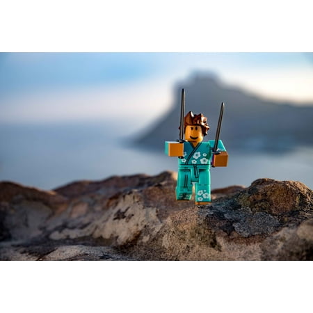Roblox Action Collection - From the Vault 20 Figure Pack [Includes 20 Exclusive Virtual Items]