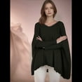 thumbnail image 4 of Suéter Tipo Poncho de Punto Extragrande, Informal, con Cuello en V, Mangas Murciélago y Dobladillo con Flecos para Mujer. Negro S/M, 4 of 9