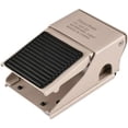 thumbnail image 1 of Interruptor de pedal neumático FV-320, pulsador, rosca PT1/4, 3 vías/2 posiciones, caucho antideslizante, 1 of 5