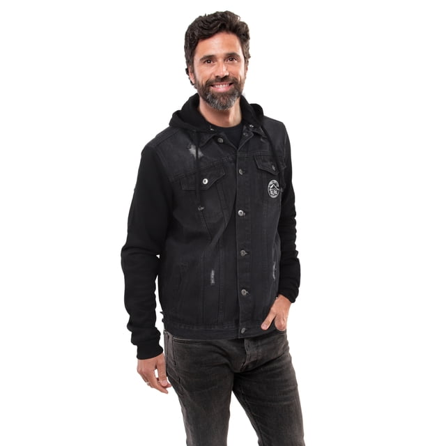 chamarra pallpall trucker mezclilla para hombre negra con gorro, vista frontal tres cuartos de un modelo; cuerpo trucker en mezclilla ligera negra con botones metálicos, bolsillos de pecho con solapa y detalles levemente desgastados, mangas tipo sudadera en tejido negro; adecuada para uso diario y como capa ligera de viaje.