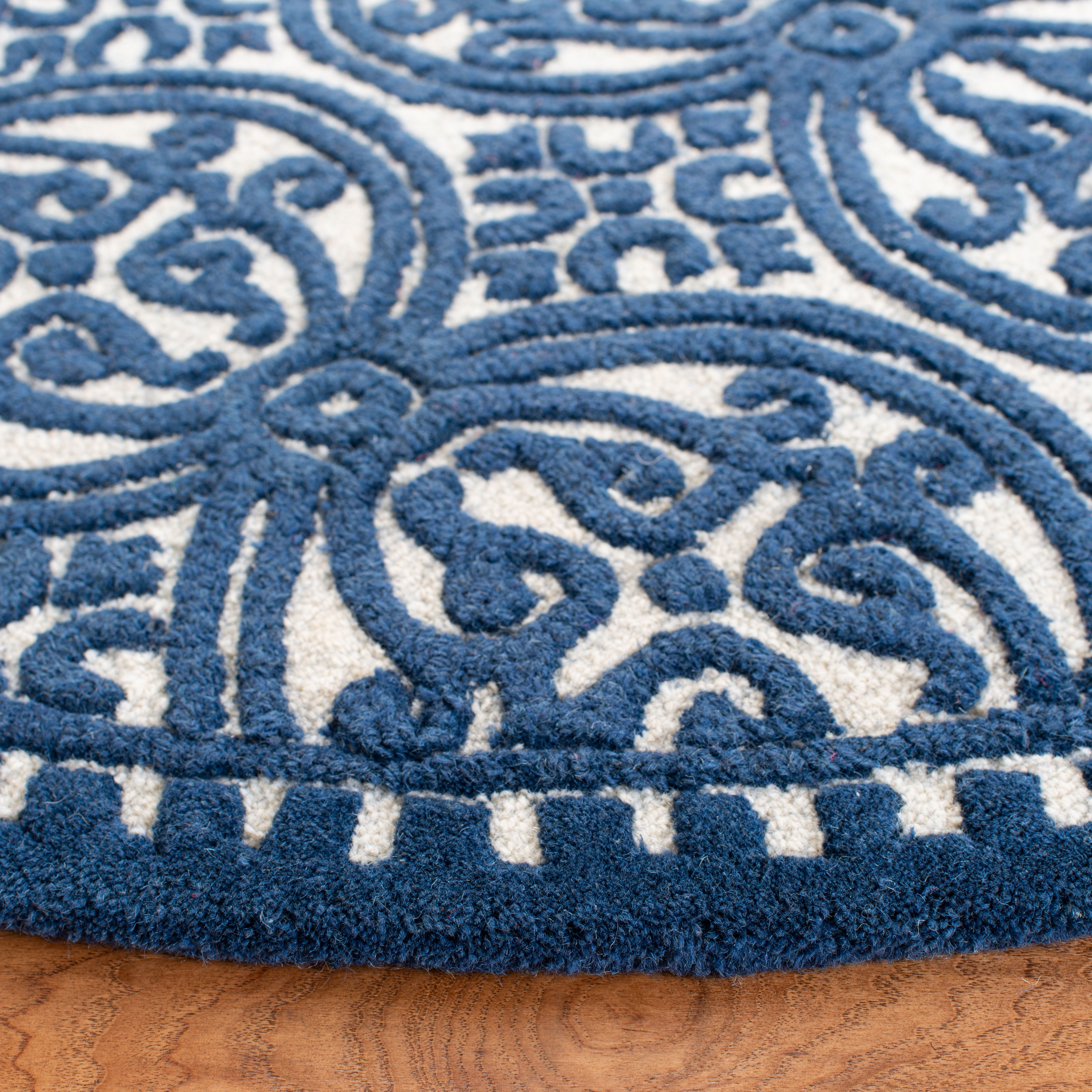 SAFAVIEH Cambridge Joseph Geometric Wool Area Rug, Ivory/Navy, 4' x 4' Round
