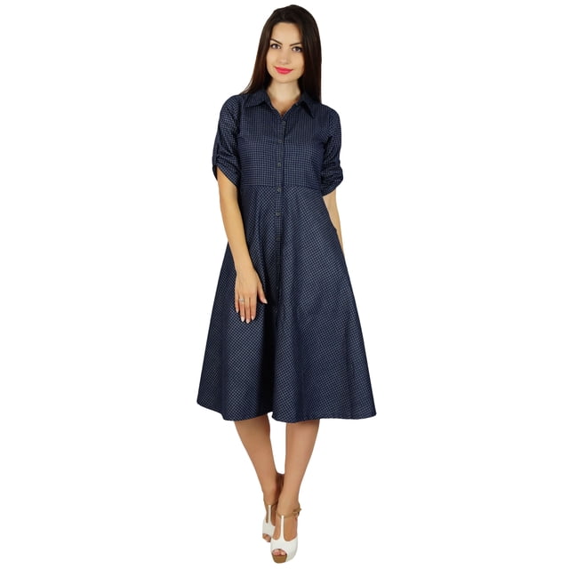 Bimba Robe Chemise en Chambray pour Femmes à Boutons avec Poches, Col Décontracté. Cette Robe en Chambray Bleue Présente un Motif à Carreaux, Manches 3/4, devant Boutonné et Col Décontracté. Conçue pour une Longueur de 46 Pouces et des Poches Fonctionnelles, Elle Est Légère et Lisse, Idéale pour les occasions Décontractées. le Modèle Mesure 175 cm de Haut et Porte la Robe Assortie à des Talons Blancs.