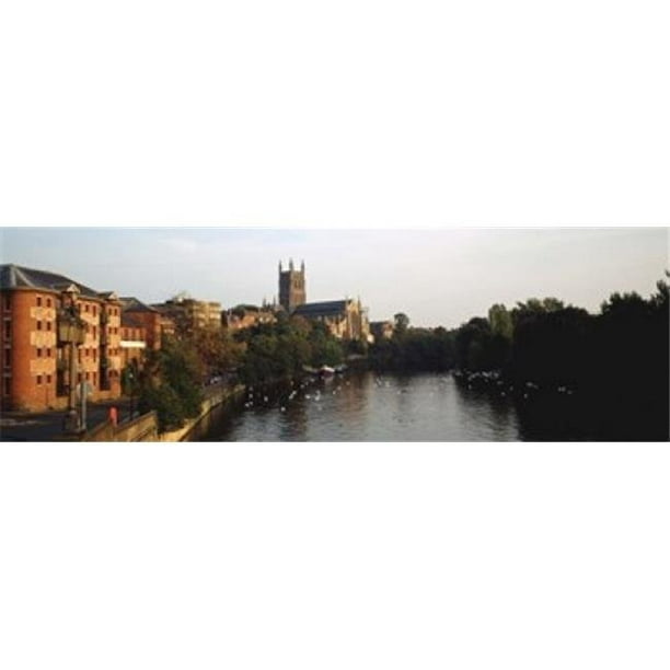Panoramic Images PPI23226L Église le Long d'Une Rivière Worcester Cathédrale Worcester England Royaume-Uni Affiche Imprimée par Panoramic Images - 36 x 12