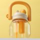 thumbnail image 4 of Botella de agua para niños de gran capacidad Vaso de pajita de plástico esmerilado de 850 ml con lindo colgante Botella deportiva estudiantil unisex sin BPA Alta durabilidad Fácil de limpiar Diseño, 4 of 7