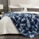 thumbnail image 3 of Manta decorativa suave Cozy Bliss de piel sintética afelpada 152 x 203 cm azul, 3 of 9