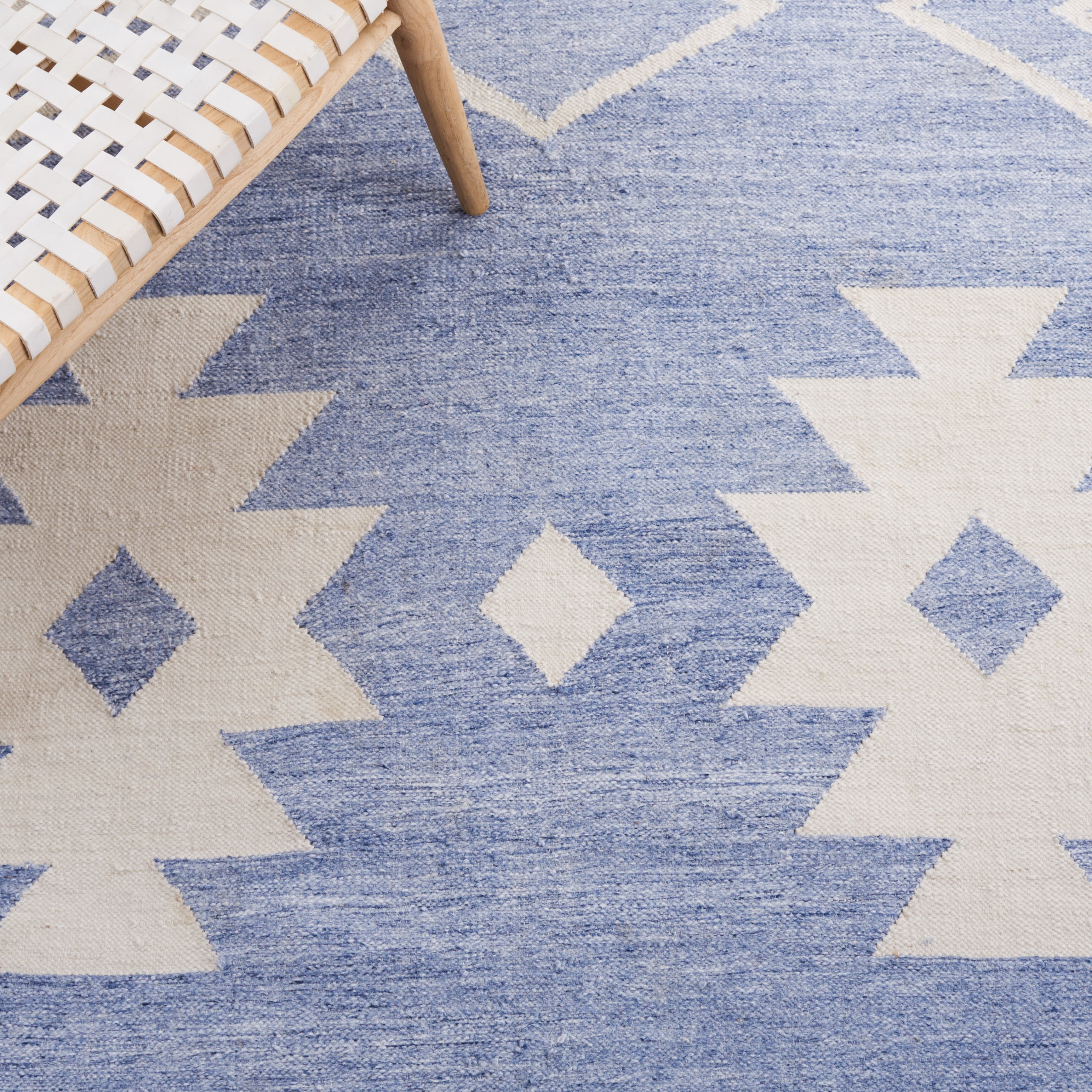 SAFAVIEH Kilim Trochez Geometric Area Rug, Blue/Ivory, 4' x 6'
