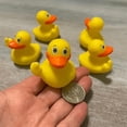 thumbnail image 4 of Patos de goma, pato de goma con dedo de 2,17 pulgadas, patos de goma divertidos, lindos y pequeños patos de goma, juguetes, accesorios para el baño, decoración del salpicadero del coche (6 piezas), 4 of 5