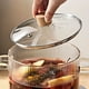 thumbnail image 5 of Olla Transparente de Vidrio para Sopa 1.6L | Olla para Estofar Engrosada con Doble Asa y Patrón Vertical | Diseño Antiadherente Tipo Freidora | Mango y Tapa de Madera Resistentes al Calor | Cocina, 5 of 8