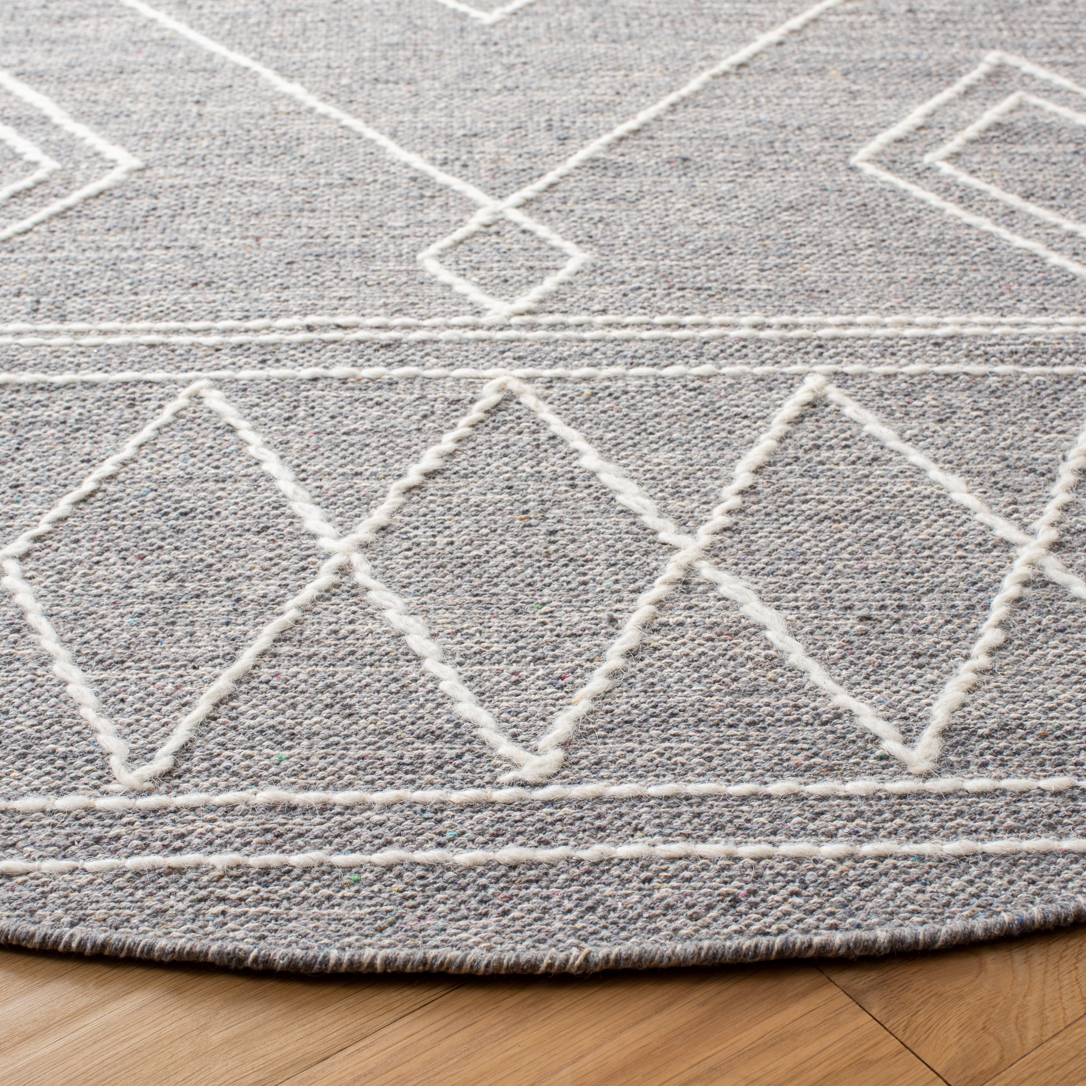 Safavieh Kilim Chloe Tribal Area Rug, Gray/Ivory, 6' x 6' Round