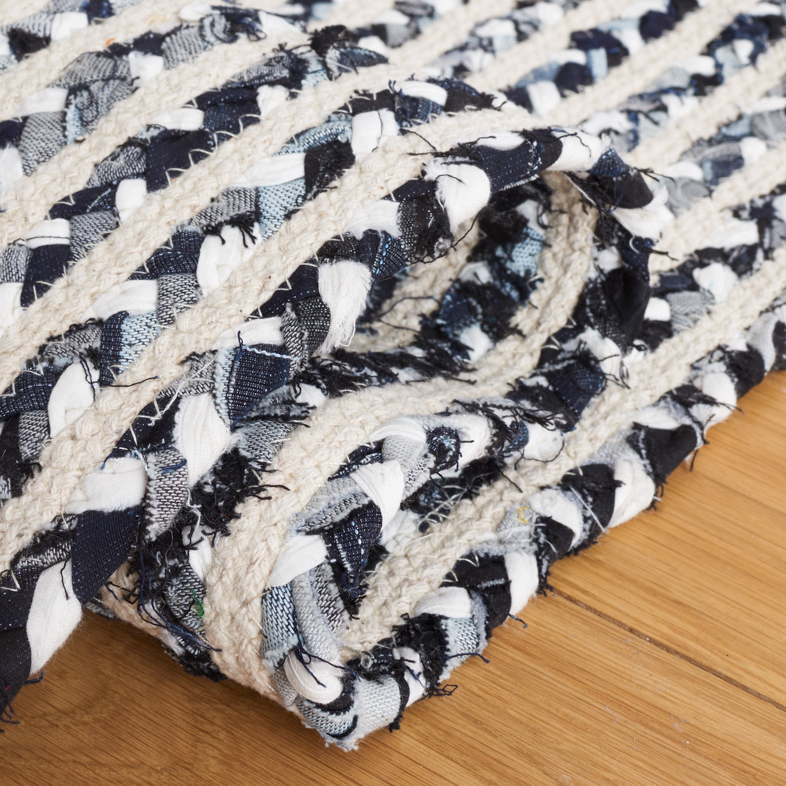 SAFAVIEH Braided Anabella Bordered Cotton Reversible Area Rug, Black/Navy, 4' x 4' Square