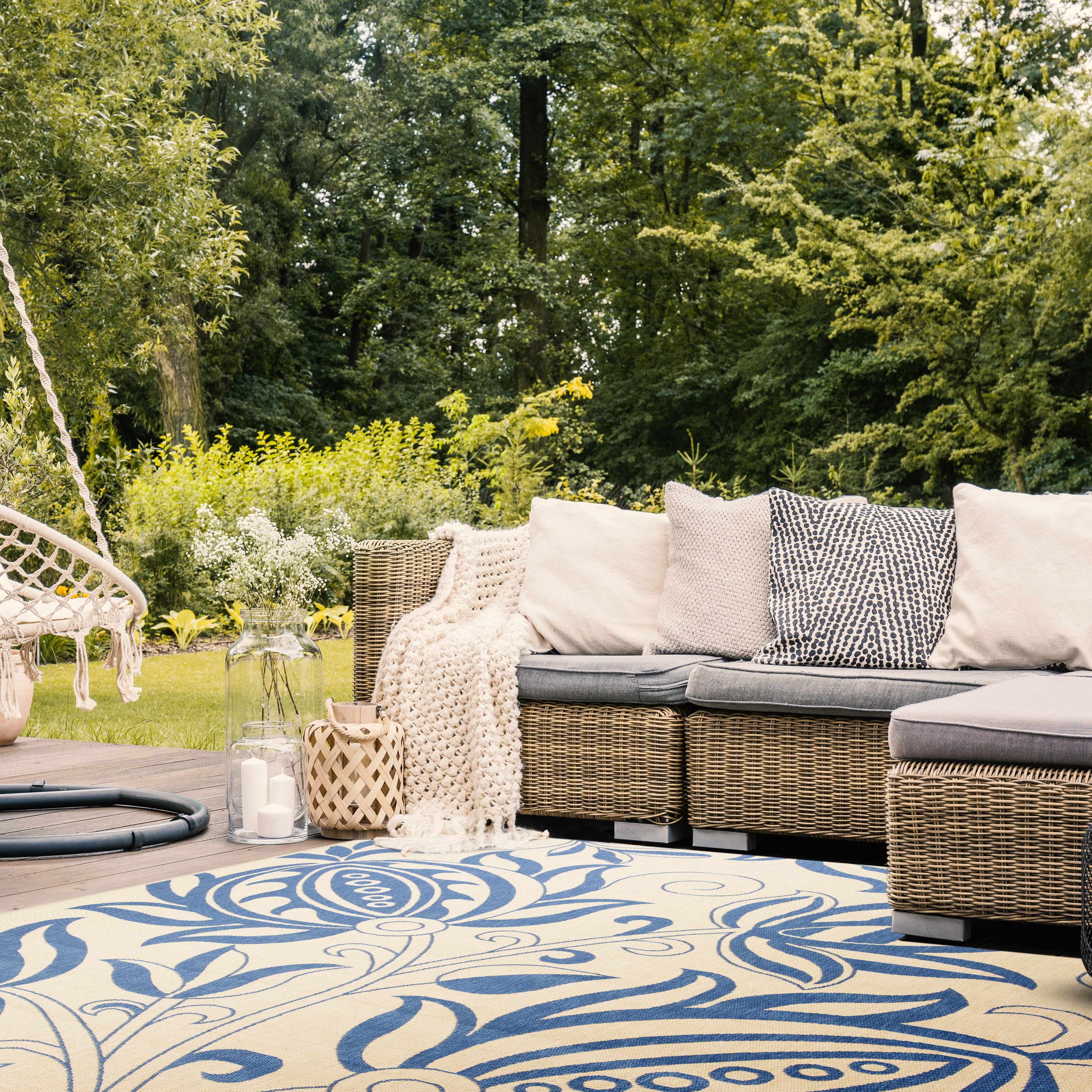 Safavieh Courtyard Crystal Floral Indoor/Outdoor Area Rug, Natural/Blue, 8' x 11'