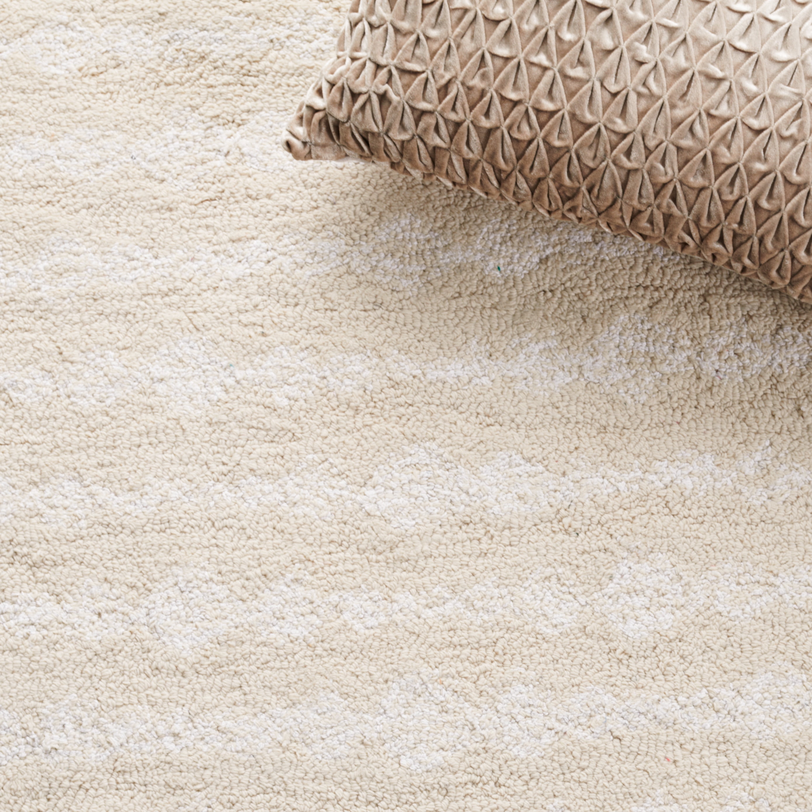 SAFAVIEH Capri Trinity Distressed Area Rug, Beige/Ivory, 8' x 10'