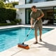 thumbnail image 1 of Cepillo para el fondo de la piscina con rasqueta: cepillo de cerdas rígidas con rasqueta de goma y mango telescópico desmontable de acero inoxidable para limpiar las paredes, escalones y superfi, 1 of 6
