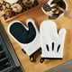 thumbnail image 3 of Guantes para horno. Farberware. Colección Disney Home Monochrome. Algodón. Blanco y Negro, 3 of 6