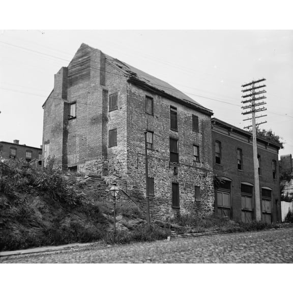 Print: Old House, 32nd St., NW, Washington, D.C., circa 1918