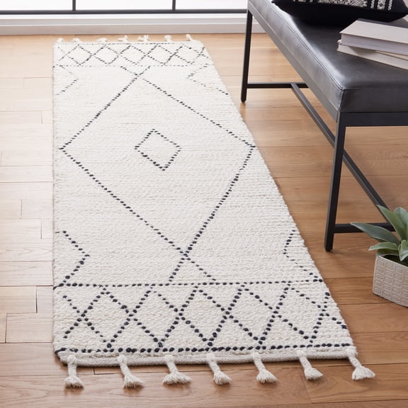 SAFAVIEH Casablanca Nanette Diamond Wool Runner Rug, Ivory/Black, 2'3" x 8'
